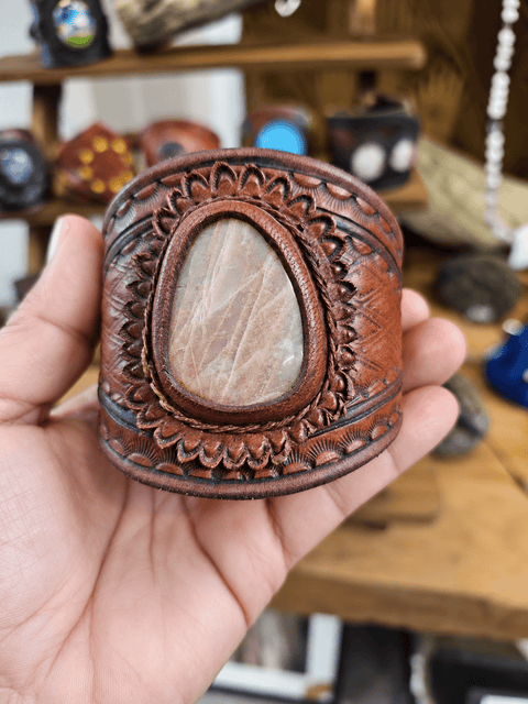 Manchette en cuir repoussé et pierre de lune – Style médiéval steampunk médiéval fait main | Atelier AnJo