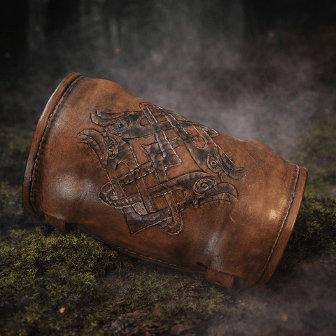 Manchette médiéval en cuir véritable repoussé. steampunk médiéval fait main | Atelier AnJo