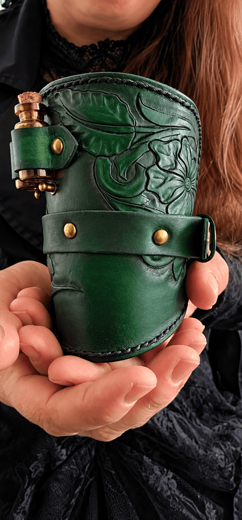 Manchette porte-fioles en cuir vert à motifs floraux steampunk médiéval fait main | Atelier AnJo