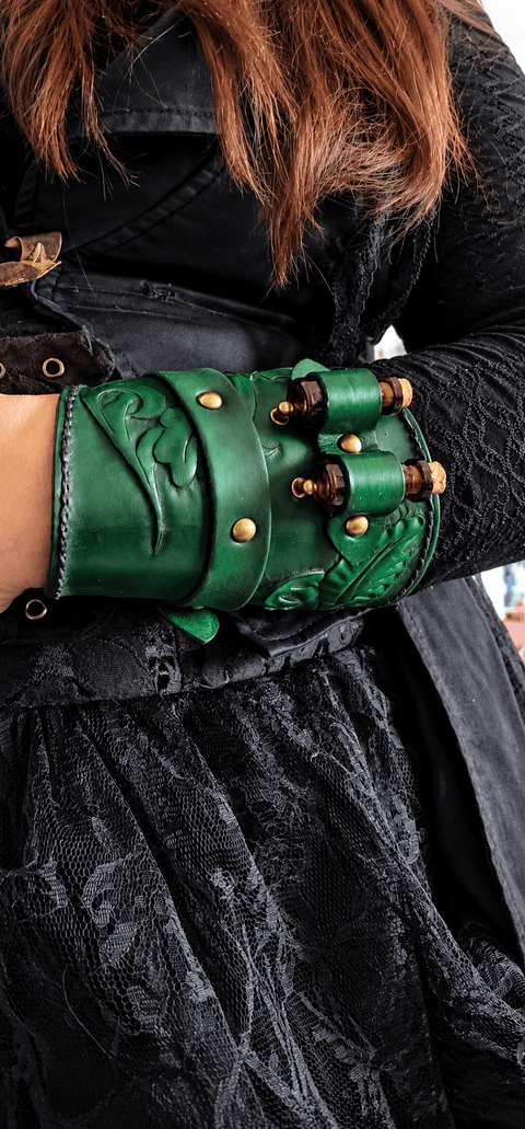 Manchette porte-fioles en cuir vert à motifs floraux steampunk médiéval fait main | Atelier AnJo