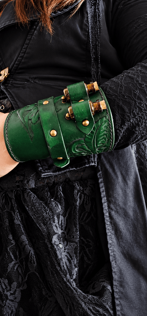 Manchette porte-fioles en cuir vert à motifs floraux steampunk médiéval fait main | Atelier AnJo