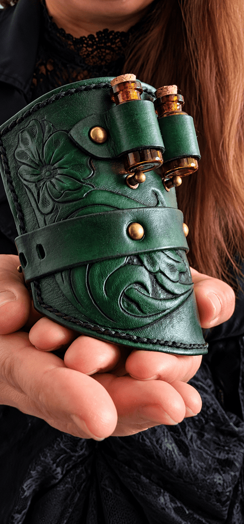 Manchette porte-fioles en cuir vert à motifs floraux steampunk médiéval fait main | Atelier AnJo