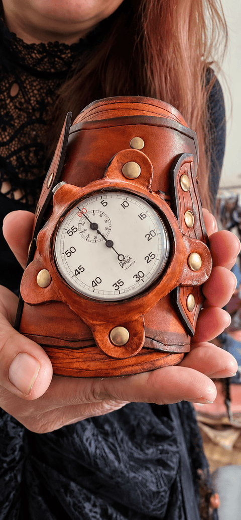 Manchette steampunk en cuir brun avec chronomètre décoratif steampunk médiéval fait main | Atelier AnJo