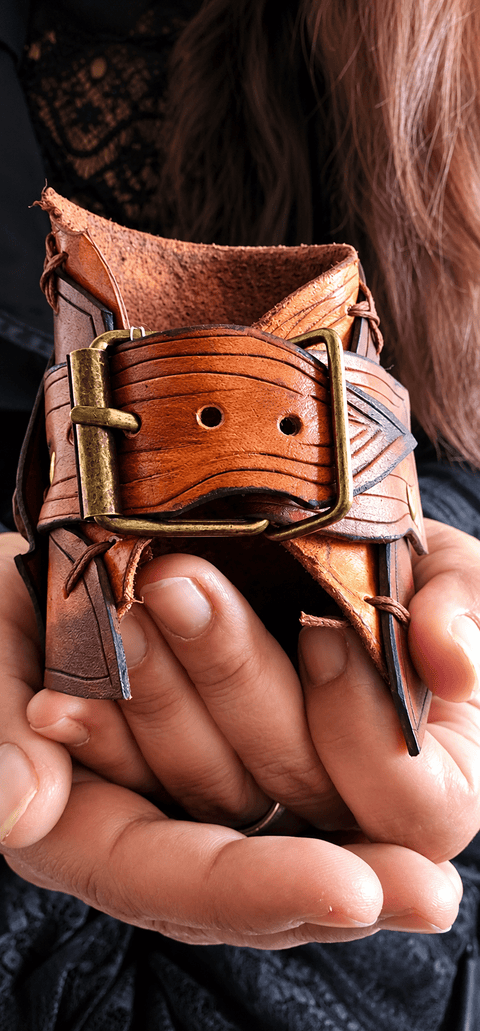 Manchette steampunk en cuir brun avec chronomètre décoratif steampunk médiéval fait main | Atelier AnJo