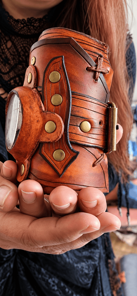 Manchette steampunk en cuir brun avec chronomètre décoratif steampunk médiéval fait main | Atelier AnJo