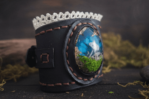 Manchette steampunk en cuir – Cabochon en résine – Taille 16 à 22 cm steampunk médiéval fait main | Atelier AnJo
