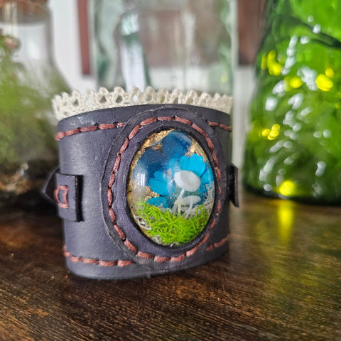 Manchette steampunk en cuir – Cabochon en résine – Taille 16 à 22 cm steampunk médiéval fait main | Atelier AnJo