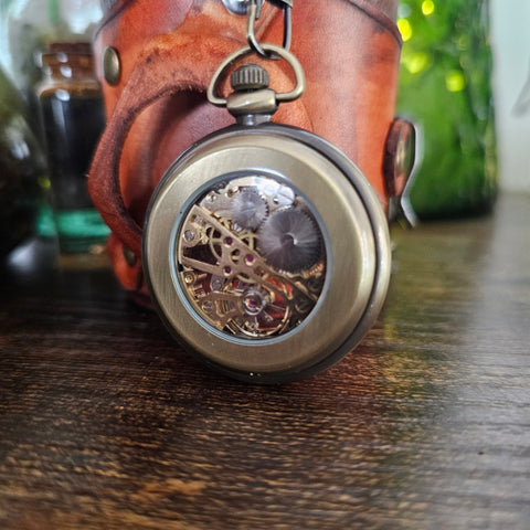Manchette steampunk en cuir – Montre semi - automatique, artisanale et unique steampunk médiéval fait main | Atelier AnJo