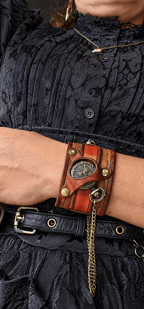 Montre de poignet en cuir artisanal – style steampunk – marron steampunk médiéval fait main | Atelier AnJo