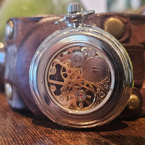 Montre semi - automatique en cuir – Modèle "Algiz" | Steampunk & runes protectrices steampunk médiéval fait main | Atelier AnJo
