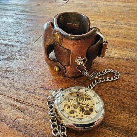 Montre steampunk en cuir vieilli – Modèle Algiz, semi-automatique, avec runes, fabrication artisanale | Atelier AnJo