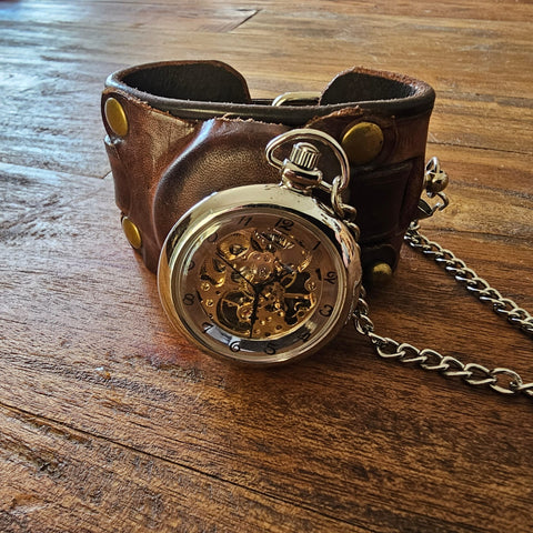 Montre steampunk en cuir vieilli – Modèle Algiz, semi-automatique, avec runes fabrication artisanale | Atelier AnJo