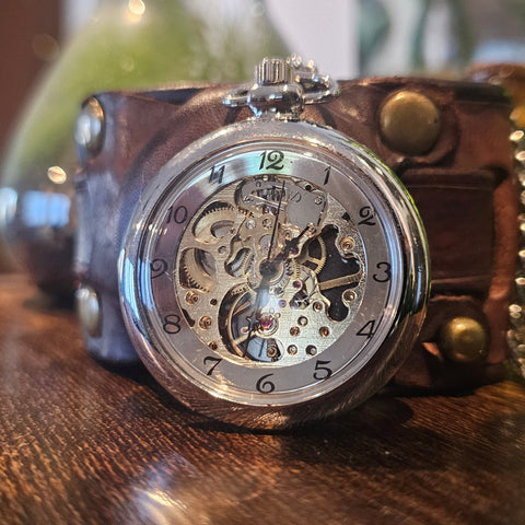 Montre semi - automatique en cuir – Modèle "Algiz" | Steampunk & runes protectrices steampunk médiéval fait main | Atelier AnJo