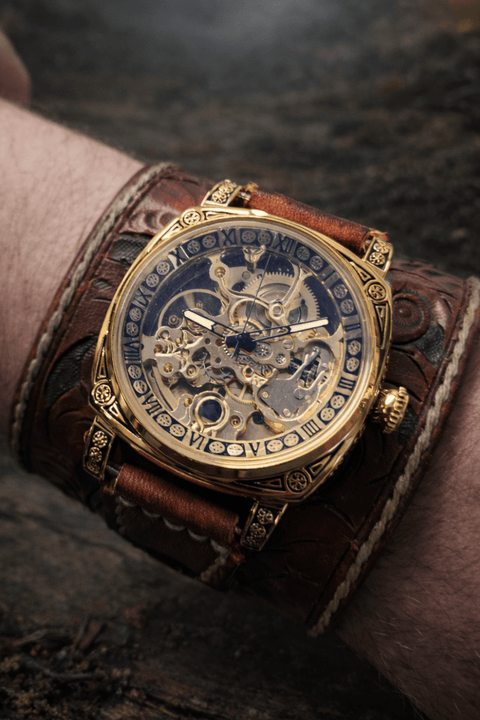 Montre squelette semi - automatique – Bracelet cuir tannage végétal repoussé – Steampunk western – 17 à 22,5 cm. Modèle uniques steampunk médiéval fait main | Atelier AnJo