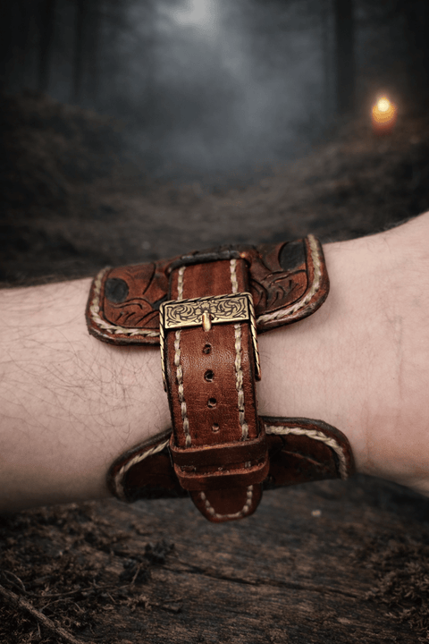 Montre squelette semi - automatique – Bracelet cuir tannage végétal repoussé – Steampunk western – 17 à 22,5 cm. Modèle uniques steampunk médiéval fait main | Atelier AnJo