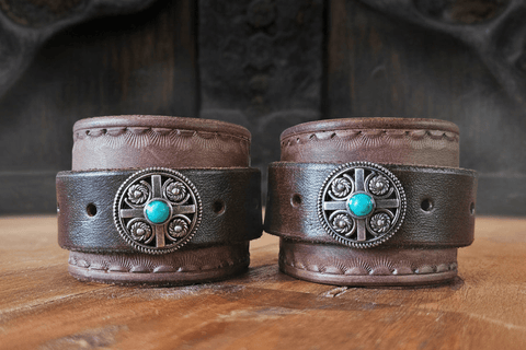 Paire de bracelets en cuir repoussé – Duo tribal & turquoise steampunk médiéval fait main | Atelier AnJo