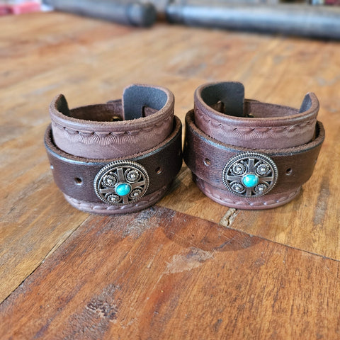 Paire de bracelets en cuir repoussé – Duo tribal & turquoise steampunk médiéval fait main | Atelier AnJo