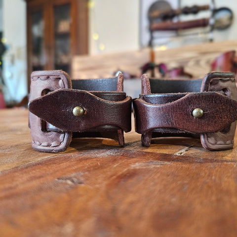 Paire de bracelets en cuir repoussé – Duo tribal & turquoise steampunk médiéval fait main | Atelier AnJo