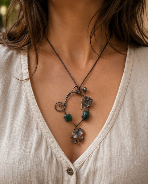 Pendentif artisanal en électroformage – Jade verte, hématite et véritables feuilles steampunk médiéval fait main | Atelier AnJo