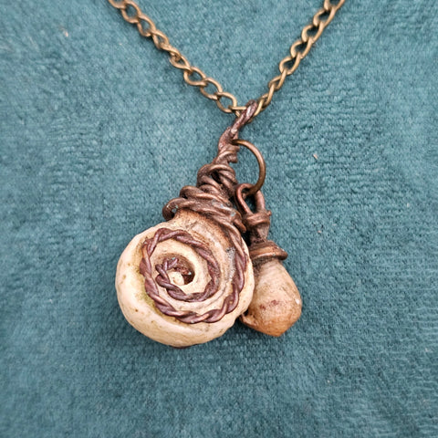 Pendentif en coquillage naturel et cuivre – Artefact mystique & artisanal steampunk médiéval fait main | Atelier AnJo