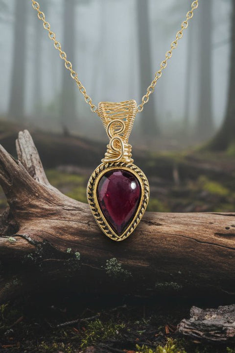 Pendentif en grenat naturel – wire wrapping artisanal en acier inoxydable, Tir na Telennaria steampunk médiéval fait main | Atelier AnJo