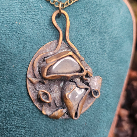 Pendentif en hématite et cuivre – Artefact steampunk artisanal steampunk médiéval fait main | Atelier AnJo