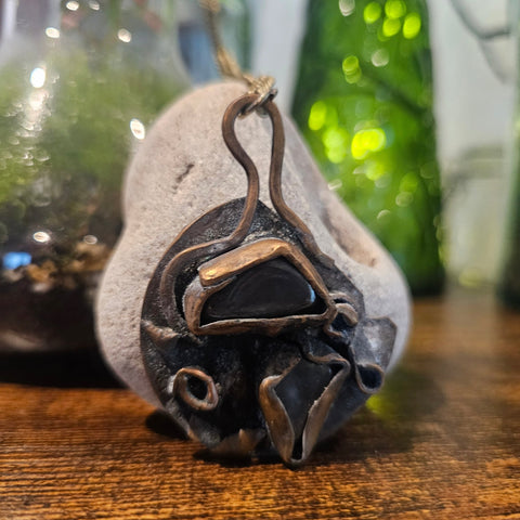 Pendentif en hématite et cuivre – Artefact steampunk artisanal steampunk médiéval fait main | Atelier AnJo