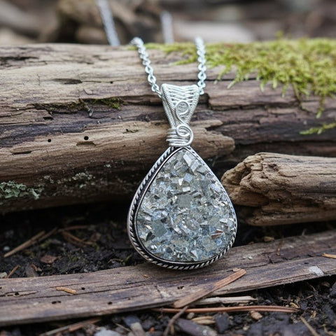 Pendentif en pyrite brute – wire wrapping en cuivre, Tir na Telennaria steampunk médiéval fait main | Atelier AnJo