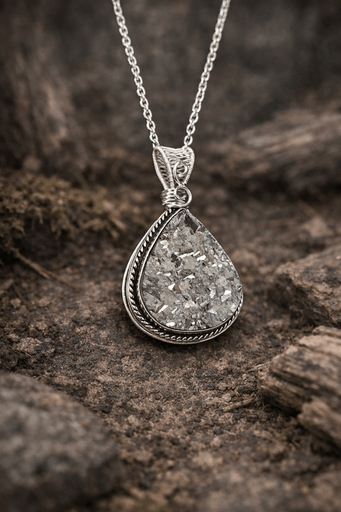 Pendentif en pyrite brute – wire wrapping en cuivre, Tir na Telennaria steampunk médiéval fait main | Atelier AnJo