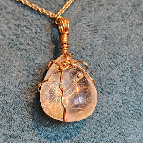 Pendentif en quartz rutilé jaune – création artisanale steampunk médiéval fait main | Atelier AnJo