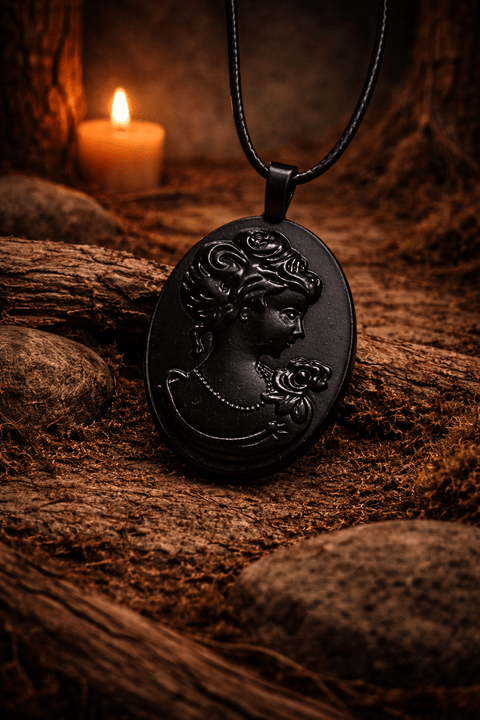 Pendentif en résine – Micro - forêt aux champignons et plume steampunk médiéval fait main | Atelier AnJo