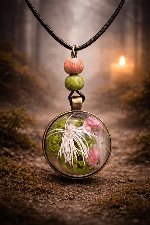 Pendentif fantastique en résine – Cabinet de curiosités floral steampunk médiéval fait main | Atelier AnJo