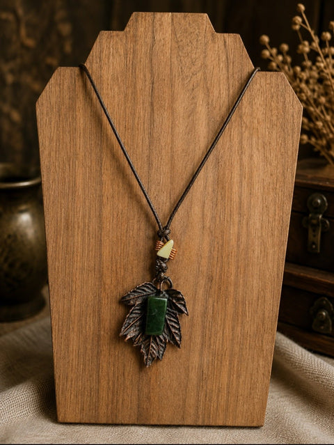 Pendentif Feuille de Rosier – Jade Verte & Cuivre Électroformé steampunk médiéval fait main | Atelier AnJo