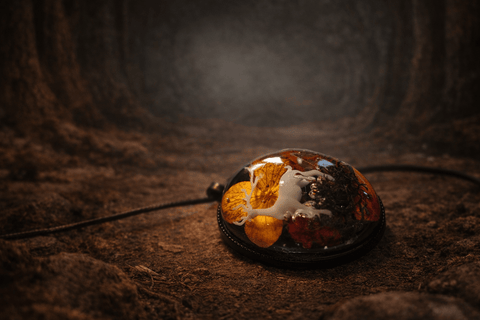 Pendentif forestier en résine – Cerf miniature, fleurs et mousse naturelle steampunk médiéval fait main | Atelier AnJo