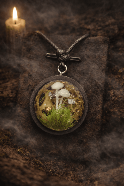 Pendentif forestier en résine – Champignons miniatures et végétation steampunk médiéval fait main | Atelier AnJo