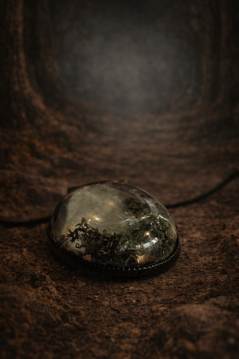 Pendentif forestier en résine – Cristal de roche, feuilles d’or et champignon miniature steampunk médiéval fait main | Atelier AnJo