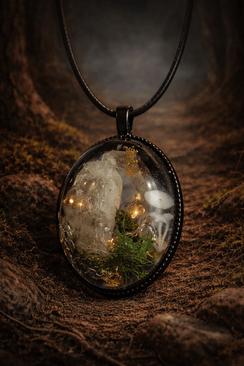 Pendentif forestier en résine – Cristal de roche, feuilles d’or et champignon miniature steampunk médiéval fait main | Atelier AnJo