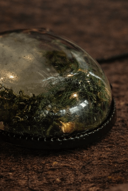 Pendentif forestier en résine – Cristal de roche, feuilles d’or et champignon miniature steampunk médiéval fait main | Atelier AnJo