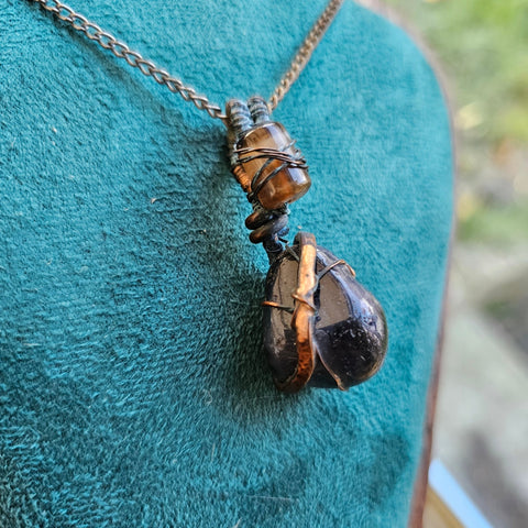 Pendentif obsidienne noire et agate naturelle – Montage cuivre fait main steampunk médiéval fait main | Atelier AnJo