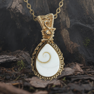 Pendentif Œil de Shiva naturel – wire wrapping artisanal en acier inoxydable, Tir na Telennaria steampunk médiéval fait main | Atelier AnJo