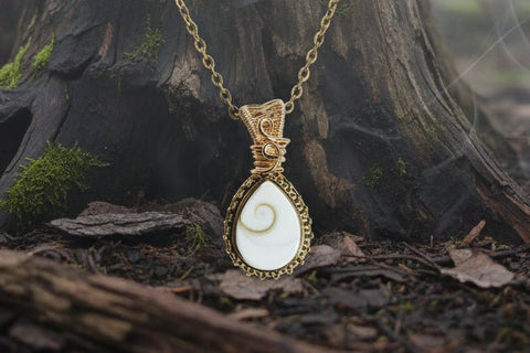 Pendentif Œil de Shiva naturel – wire wrapping artisanal en acier inoxydable, Tir na Telennaria steampunk médiéval fait main | Atelier AnJo