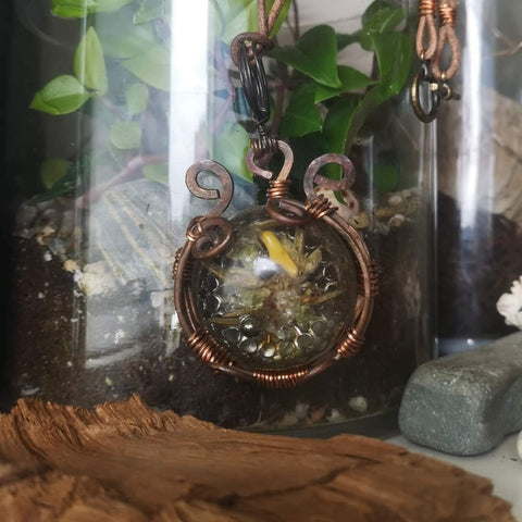 Pendentif Orgonite, plantes naturelles & cuivre – Artefact mystique artisanal steampunk médiéval fait main | Atelier AnJo