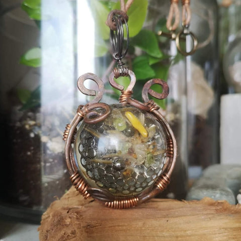 Pendentif Orgonite, plantes naturelles & cuivre – Artefact mystique artisanal steampunk médiéval fait main | Atelier AnJo