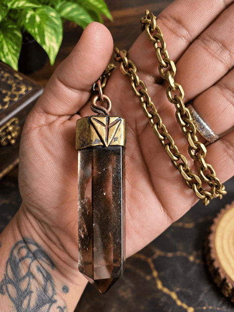Pendentif pendule en quartz fumé – Talisman runique steampunk médiéval fait main | Atelier AnJo