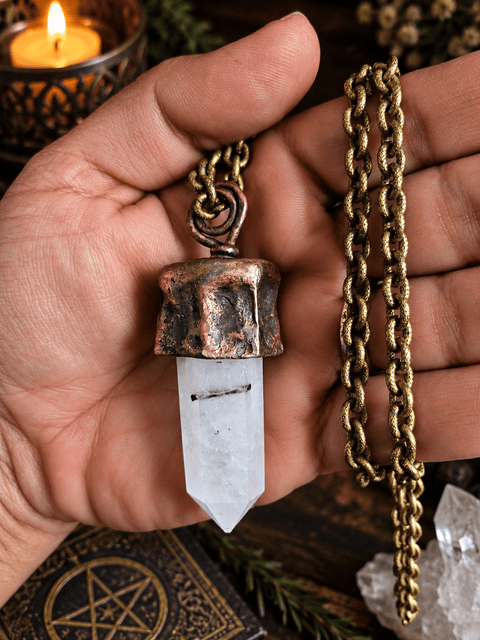 Pendentif pendule en quartz tourmaliné – Ombre et lumière steampunk médiéval fait main | Atelier AnJo
