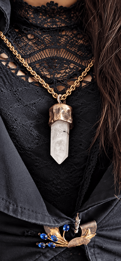 Pendentif pendule en quartz tourmaliné – Ombre et lumière steampunk médiéval fait main | Atelier AnJo