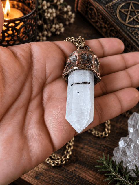 Pendentif pendule en quartz tourmaliné – Ombre et lumière steampunk médiéval fait main | Atelier AnJo