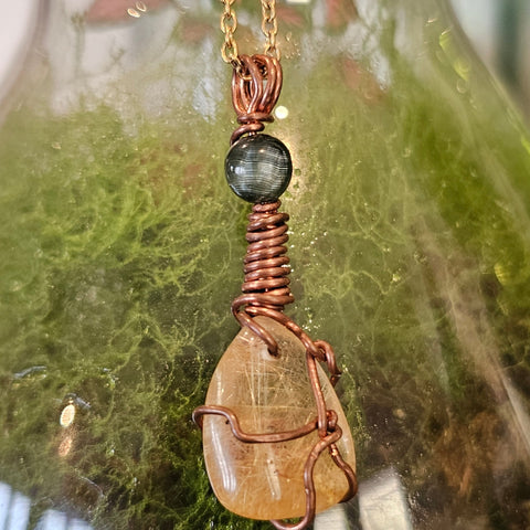 Pendentif quartz rutilé jaune & œil de faucon – création artisanale steampunk médiéval fait main | Atelier AnJo