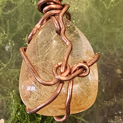 Pendentif quartz rutilé jaune & œil de faucon – création artisanale steampunk médiéval fait main | Atelier AnJo