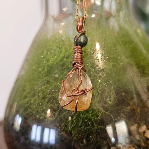 Pendentif quartz rutilé jaune & œil de faucon – création artisanale steampunk médiéval fait main | Atelier AnJo